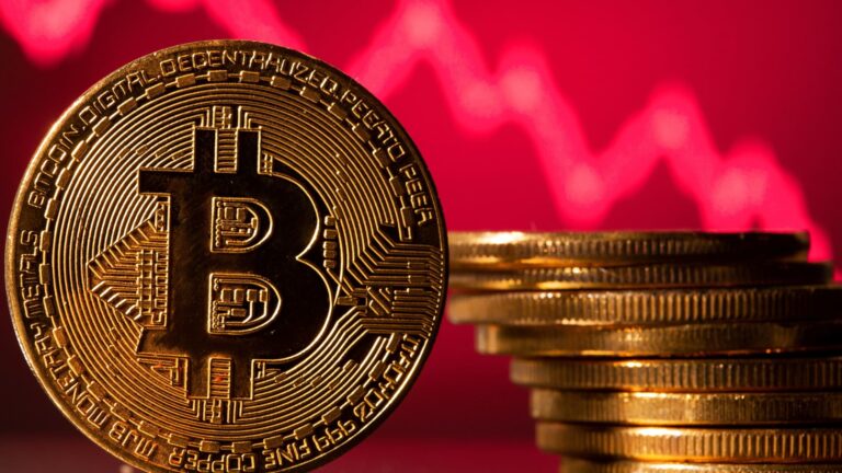 Bitcoin accelerates its slide, dropping to $90,000 to start the week