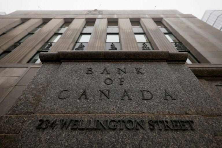 Canadian companies see better sales, grudge about US measures: central bank study