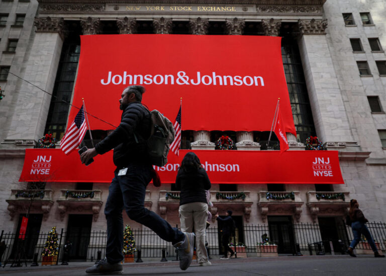 Despite a full-year Q4 2024 earnings beat, Johnson & Johnson stock piled up.