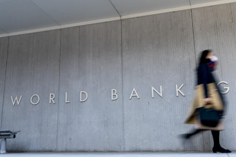 The World Bank, on the other hand, said that the global economy is growing to alleviate poverty.