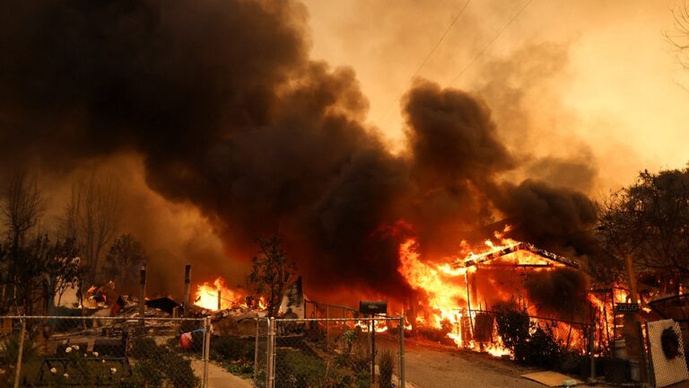 Child therapists show wildfire victims how to help their children cope with their trauma