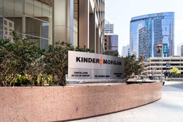 Kinder Morgan shuts down two Los Angeles oil pipelines due to wildfires (NYSE: KMI )