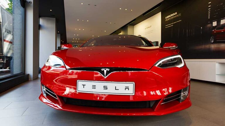 Tesla stock has fallen from its highs. This analyst raised the bull case to $800.